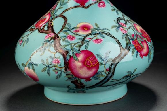 清代粉彩寿桃纹蒜头瓶