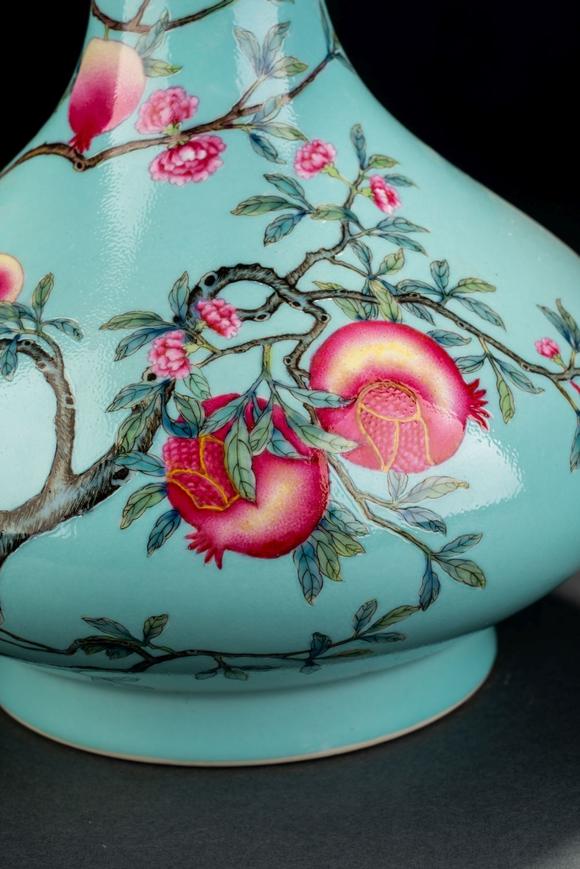 清代粉彩寿桃纹蒜头瓶