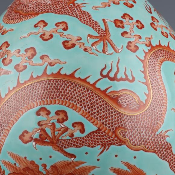 绿地矾红描金三龙戏珠蒜头瓶