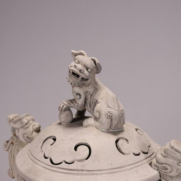 石湾窑狻猊云纹龙耳香炉