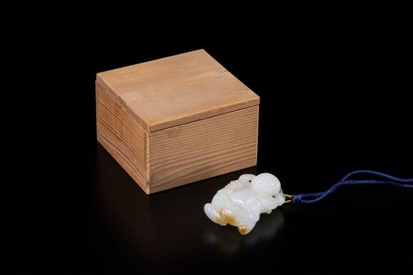 日本富士白玉刘海戏金蟾