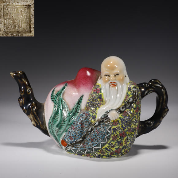 清粉彩寿星抱桃壶