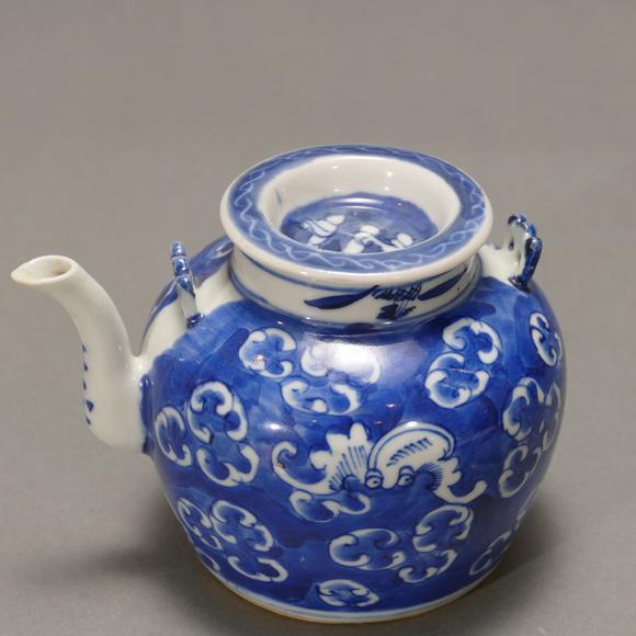 清晚期青花云蝠纹执壶