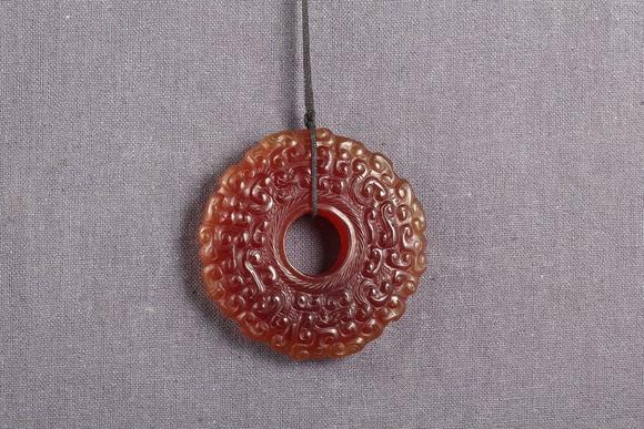 旧藏高古玛瑙勾连云纹玉壁挂件