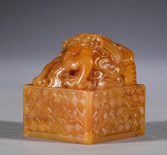 清代寿山田黄石龙钮印章