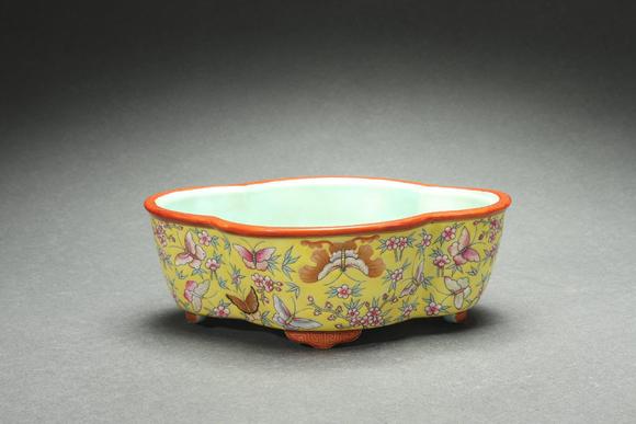 groundqianlongreignperiodqingdynasty清乾隆黄地粉彩花蝶纹水仙盆