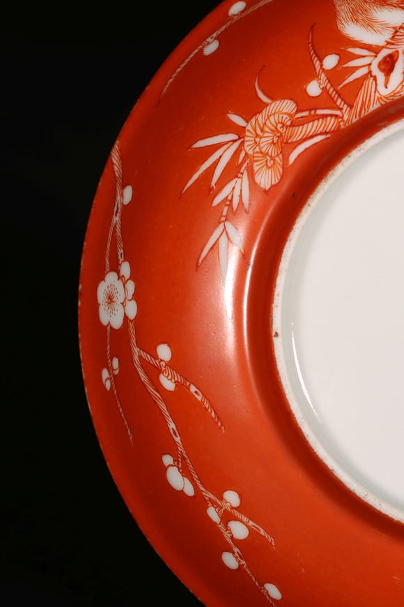 清咸丰珊瑚红釉喜鹊登梅图盘
