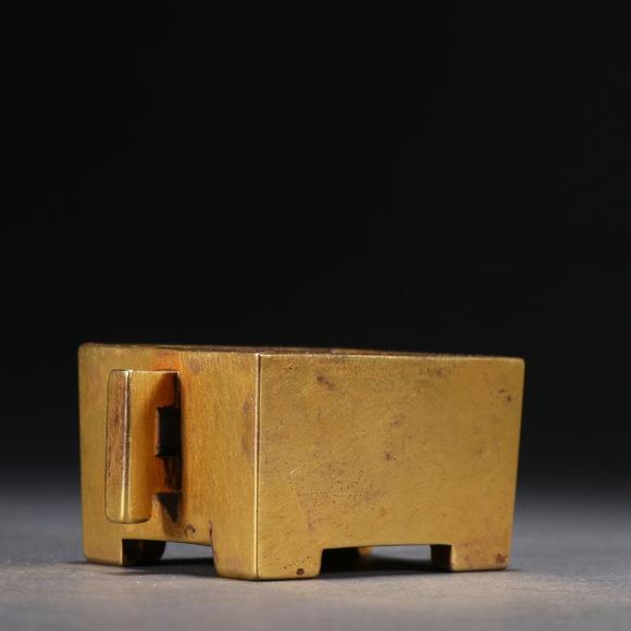 家藏珍宝款铜鎏金马槽炉