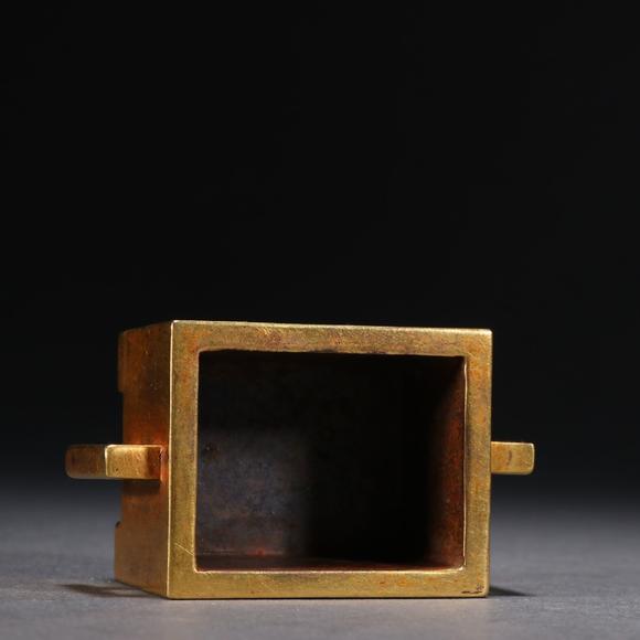 家藏珍宝款铜鎏金马槽炉