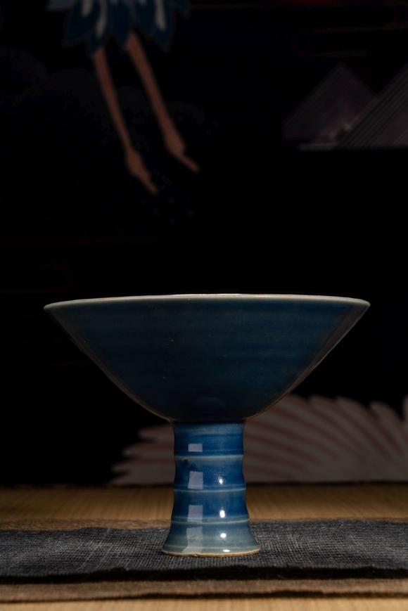 日本东海名古屋明代霁蓝釉红彩花卉高足杯