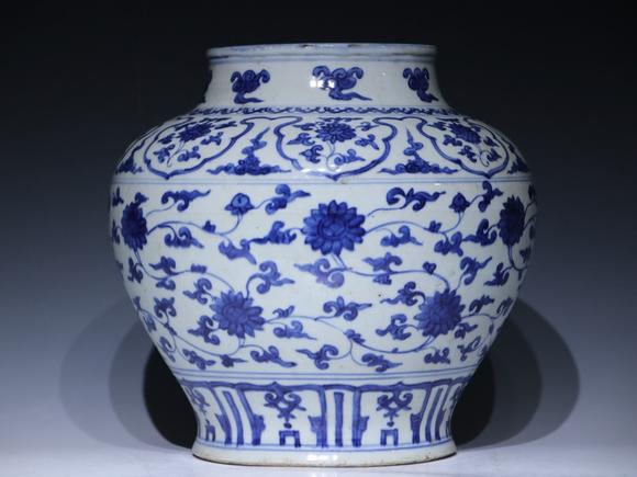 日本环球明嘉靖 青花缠枝莲纹罐