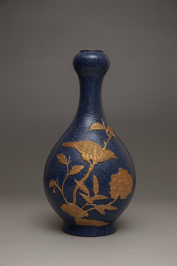 清乾隆孔雀蓝釉轧道堆瓷描金花鸟纹蒜头瓶金城旧藏原囊套