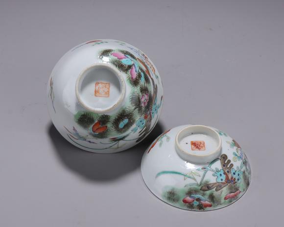 "同治年制"款粉彩蝶恋花盖碗