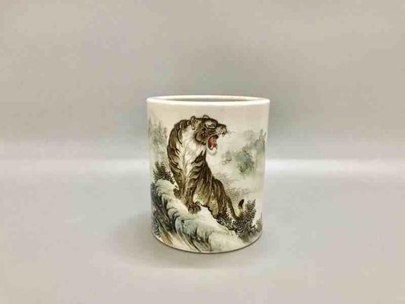 brush pot with  ing民国珠山八友之毕渊明浅绛彩威震山谷虎纹笔筒
