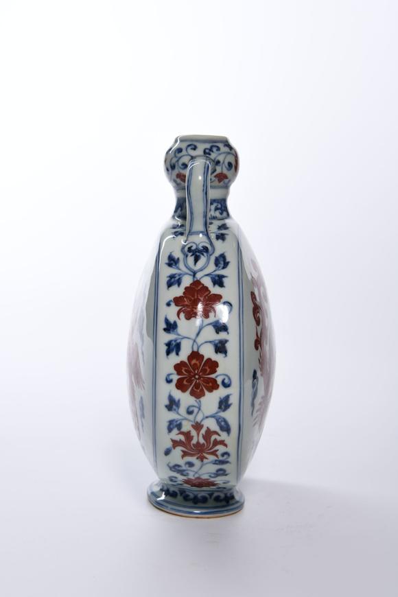 auktionshaus blankmoon-shaped vase of double phoenix held with