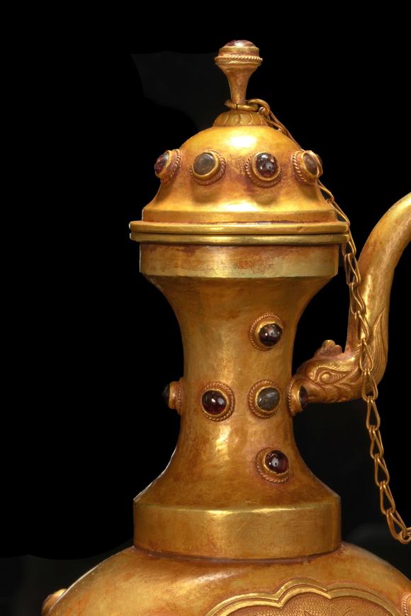 辽代纯金镶嵌宝石酒壶