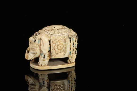 日本19世纪大象带镶嵌牙雕带签名