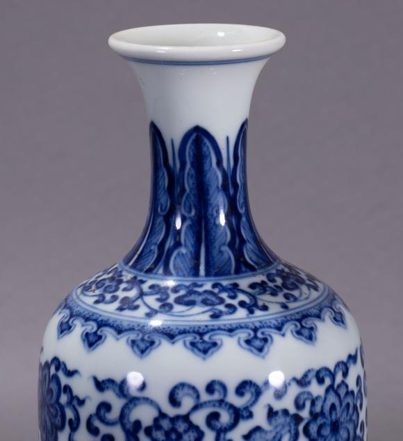 blueandwhiteporcelainlongneckedvasewithmark中国古代青花瓷长颈瓶
