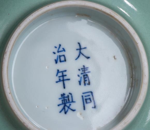 大清同治年制款豆青釉矾红团凤纹碗一对