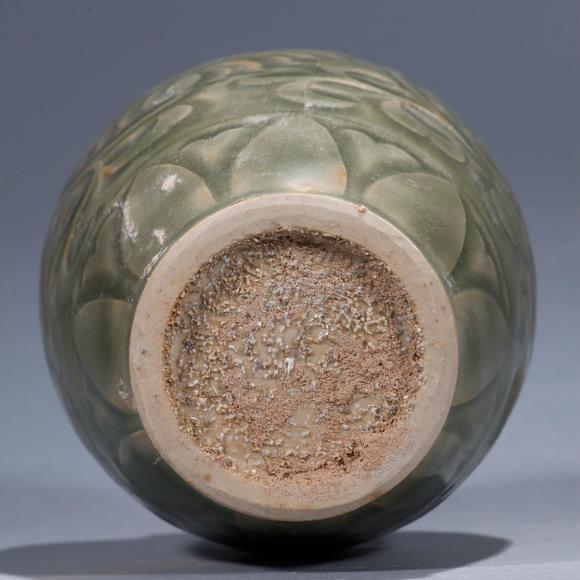 耀州窑青釉缠枝花卉纹梅瓶