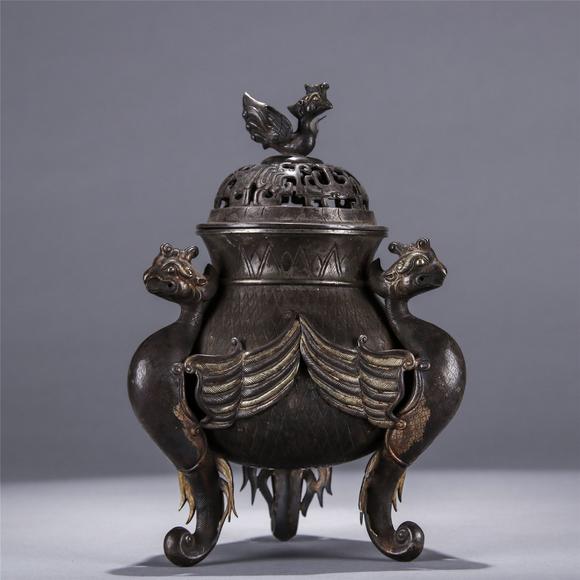 银局部鎏金凤鸟纹三足熏炉