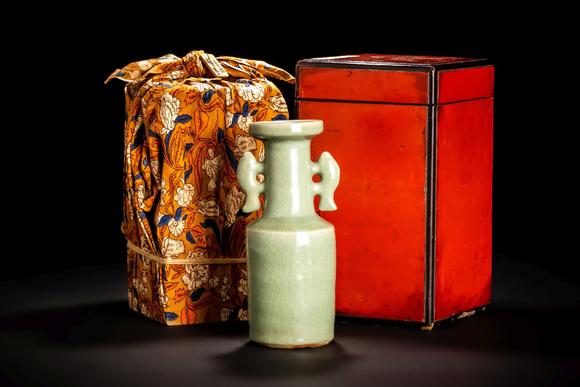 明代龙泉窑天龙寺青磁双鱼耳瓶