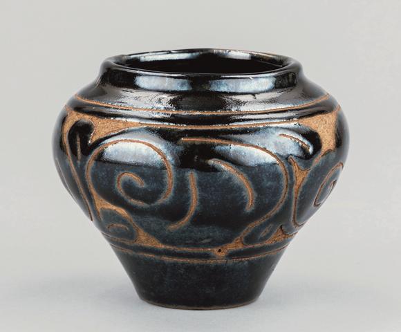 宋代9601279磁州窑黑釉剔花卉纹小罐