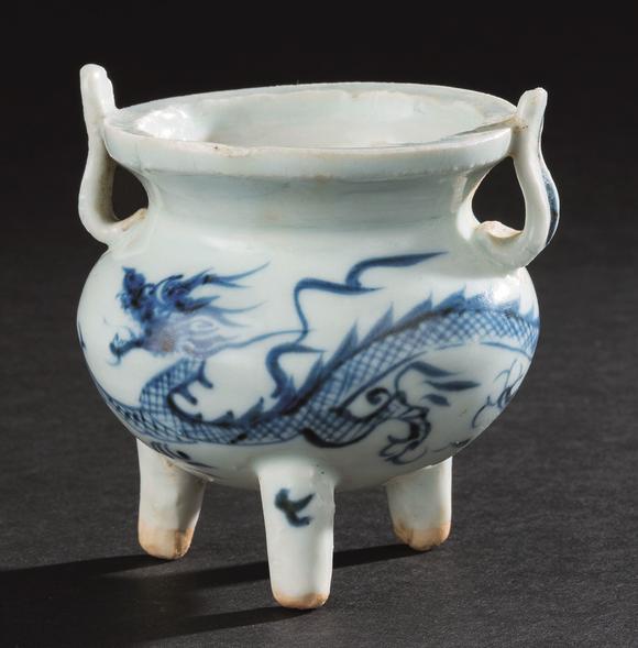 元代12791368青花龙纹朝冠耳三足香炉