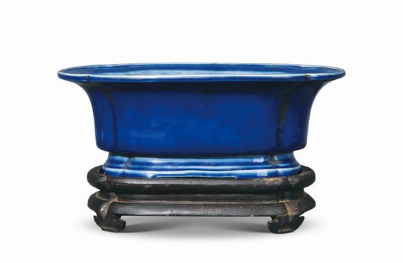 清雍正乾隆霁蓝釉海棠形花盆