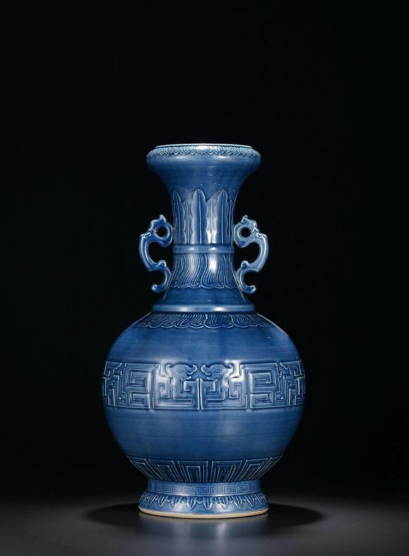 清乾隆天蓝釉暗刻夔龙双耳洗口瓶