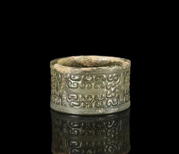 青玉龙纹箍形器