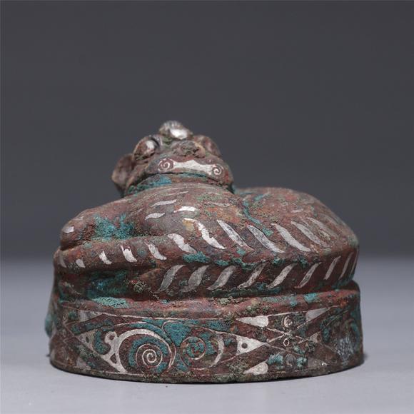 名古屋国际拍卖错金银瑞兽席镇一对