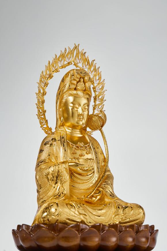 程淑美当代银镀金持莲观音像