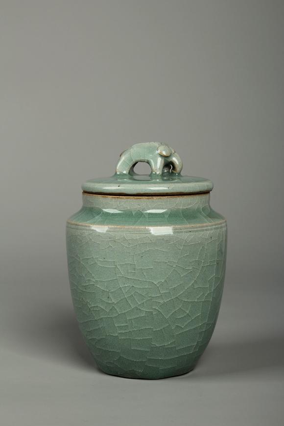 日本环球宋-龙泉窑象钮盖罐