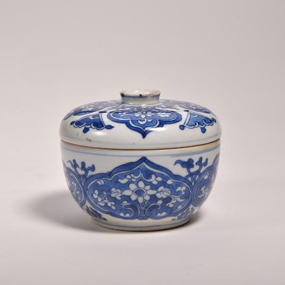 华艺国际清康熙 青花如意开光花卉纹盖盅