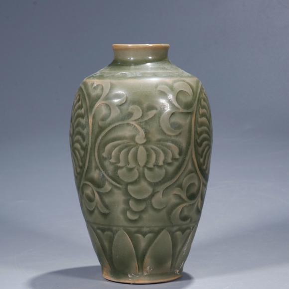 耀州窑青釉缠枝花卉纹梅瓶