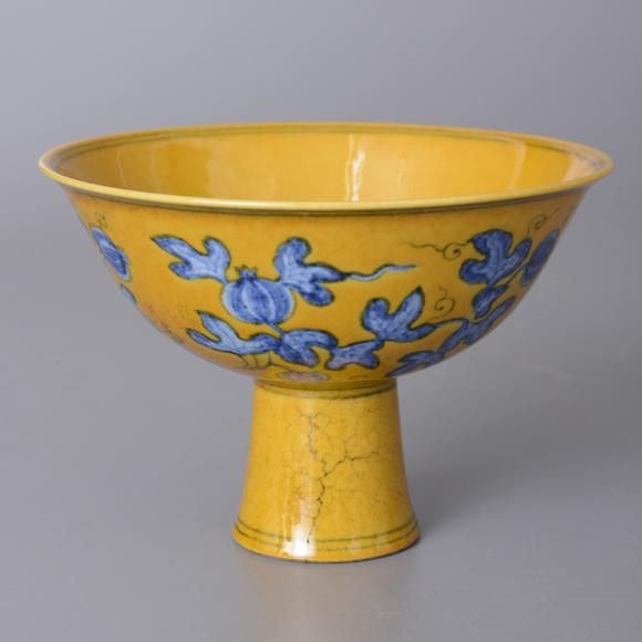 大明成化年制黄釉瓜果纹高足杯