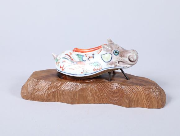 明五彩兽形摆件