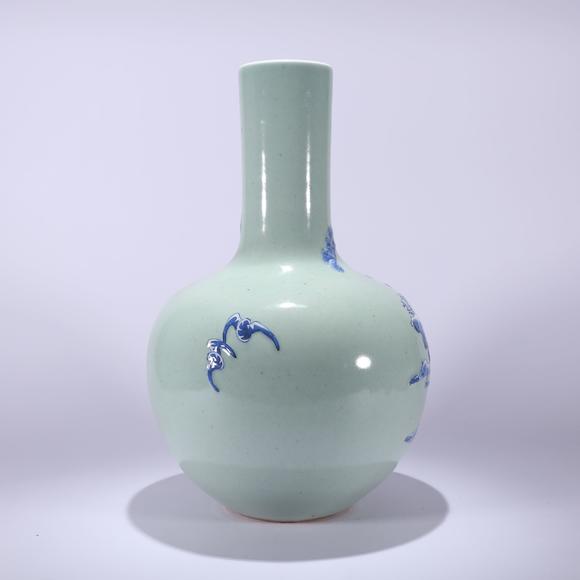 清豆青釉青花人物故事天球瓶