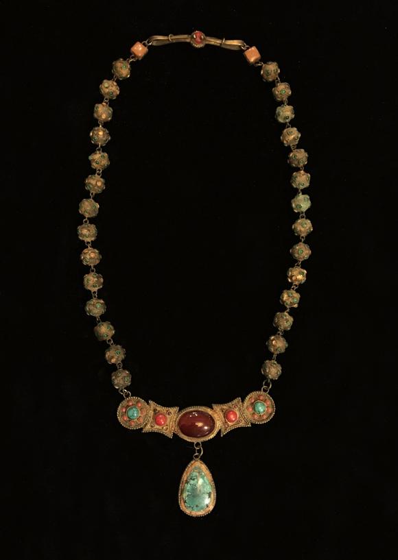 唐代镶宝石项链
