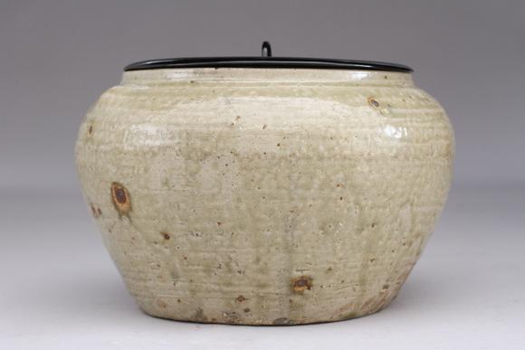 青磁罐