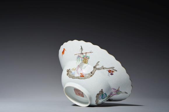 清嘉庆白釉暗刻海水粉彩仙人乘槎图折腰花口碗