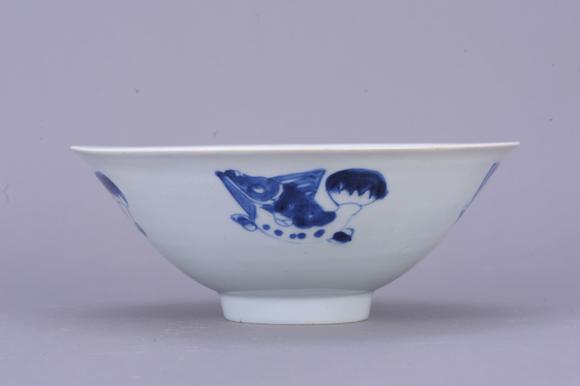 香港华辉清康熙 青花三鱼纹碗 连兰石纹碗