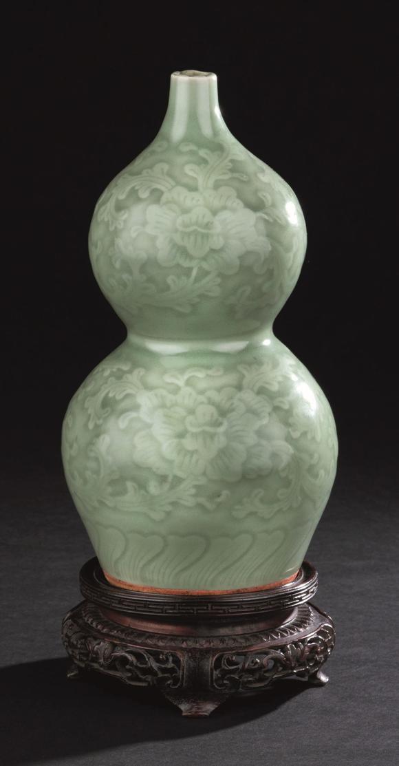 明代13681644龙泉窑刻缠枝莲纹葫芦瓶